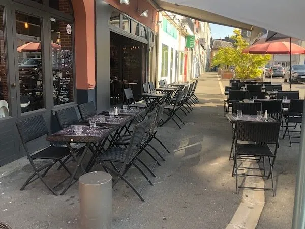 La terrasse de l'estaminet, dressée sur le trottoir sous les parasols.